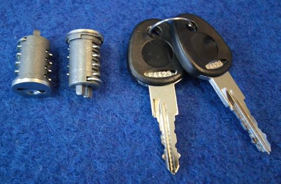 Lukkopesä+avainsarja FF2 4423, 2+2kpl 2 pesää, 2 avainta - Ovien ja luukkujen osat - 7605 - 1