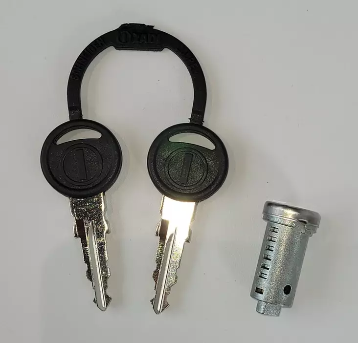 Lukkopesä+avainsarja Zadi 9004, 1 pesä, 2 avainta - Ovien ja luukkujen osat - 23746 - 1